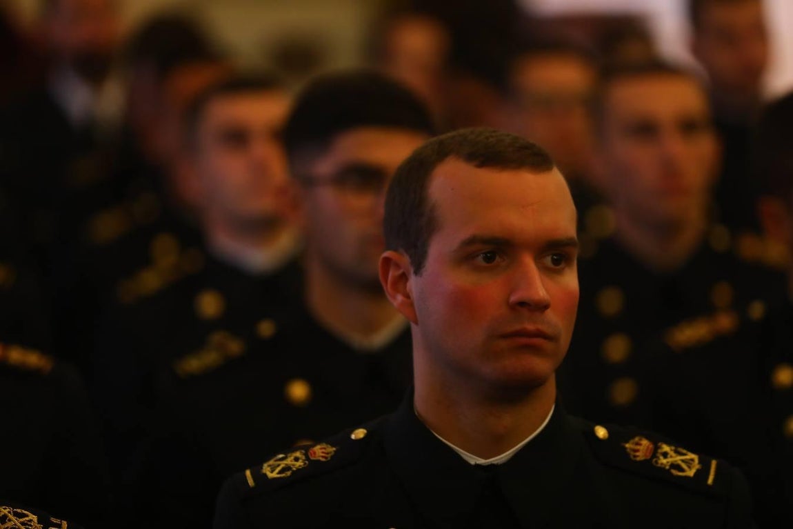 En imágenes: El alcalde de Cádiz recibe a los guardiamarinas del Juan Sebastián de Elcano