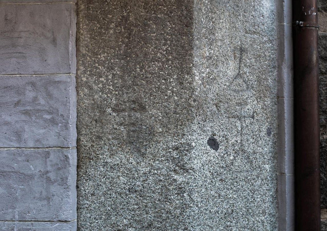 Grafitos encontrados recientemente en la calle Santo Tomé de Toledo. 