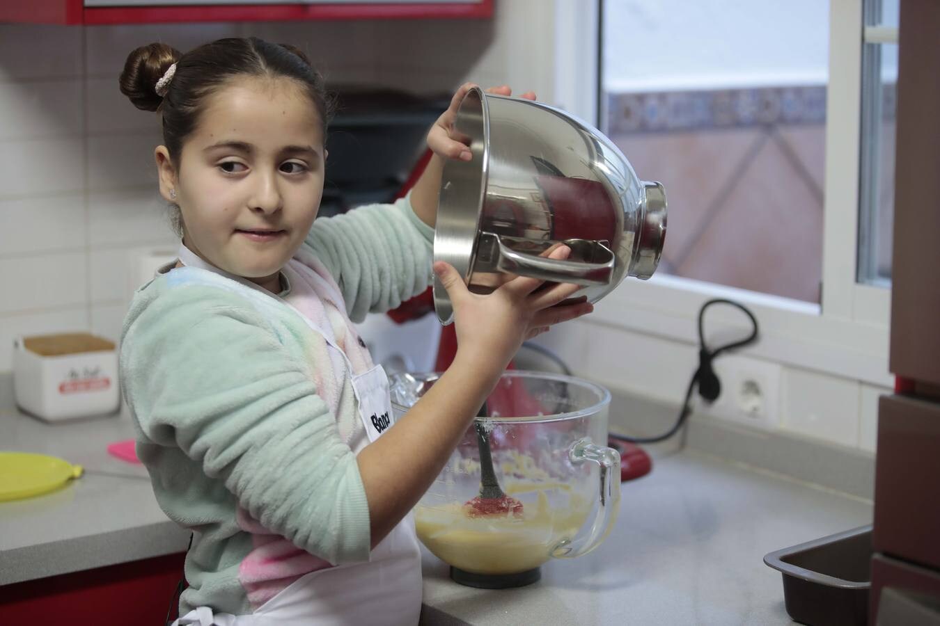 En imágenes, la aspirante a MasterChef Junior 6 Blanca Palomo cocina un bizcocho para ABC
