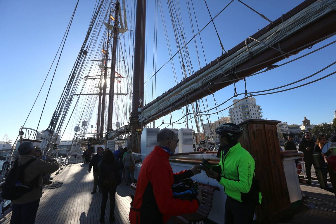 FOTOS: Los gaditanos apuran su despedida de Elcano