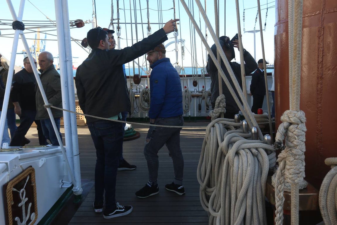 FOTOS: Los gaditanos apuran su despedida de Elcano