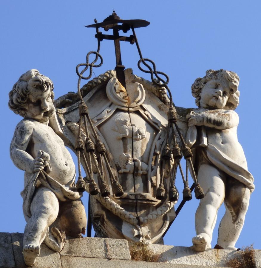 Emblema del Cardenal Lorenzana en el Nuncio Nuevo esculpido por Marino Salvatierra en 1793. FOTO RAFAEL DEL CERRO. 