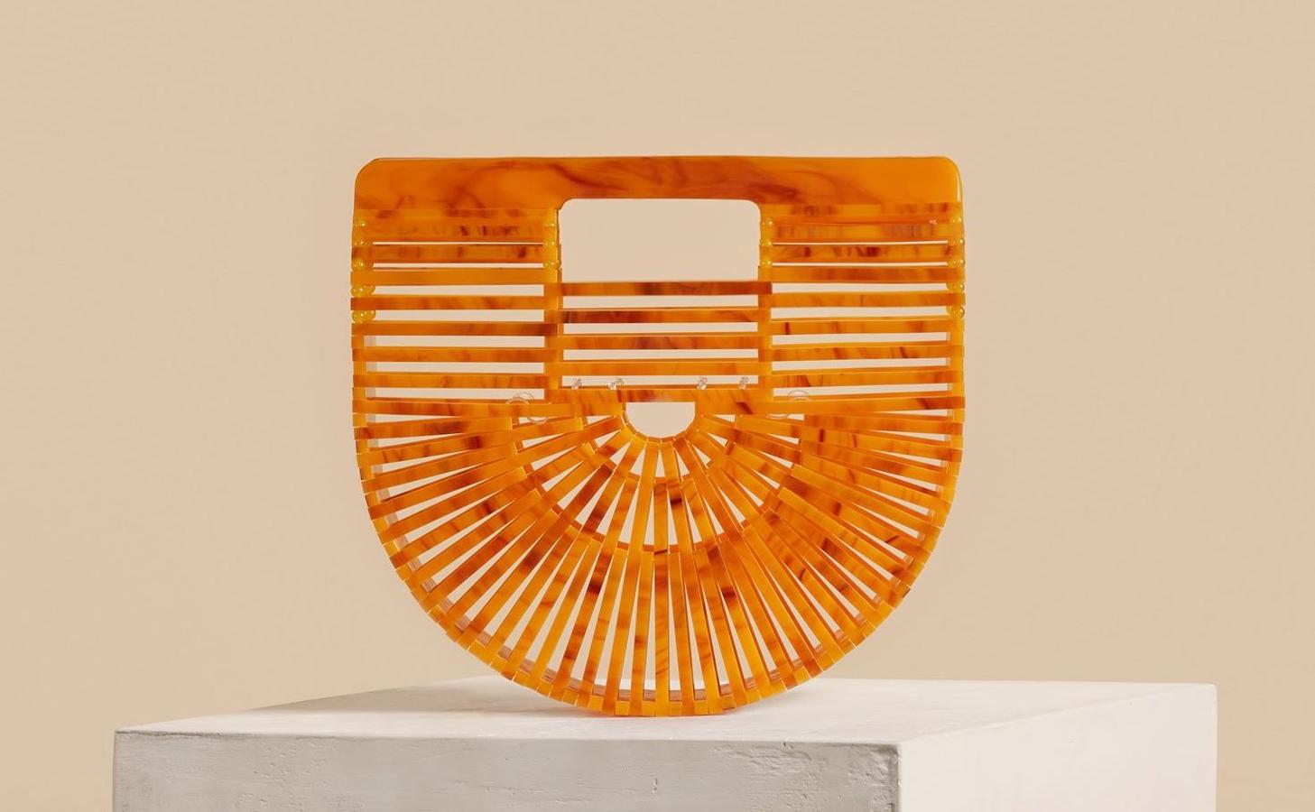 Bolso modelo Acrylic Ark en color citrino de Cult Gaia (precio: 120,29 euros / antes: 242,32 euros)
