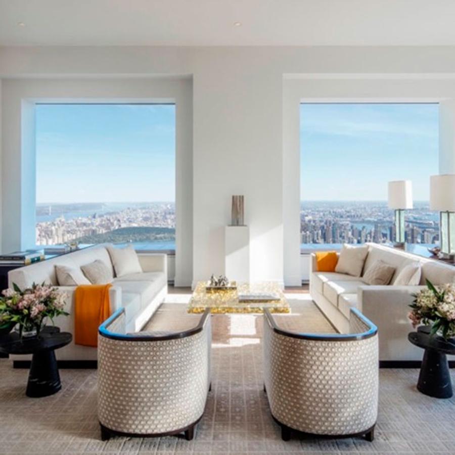 Sala de estar. Estamos hablando de una vivienda con 3 dormitorios, 4 baños de estilo minimalista y, gracias a los enormes ventanales de la casa, encargados principalmente de la luz natural que hay por todo el hogar, la vivienda cuenta con unas espectaculares vistas al Central Park.