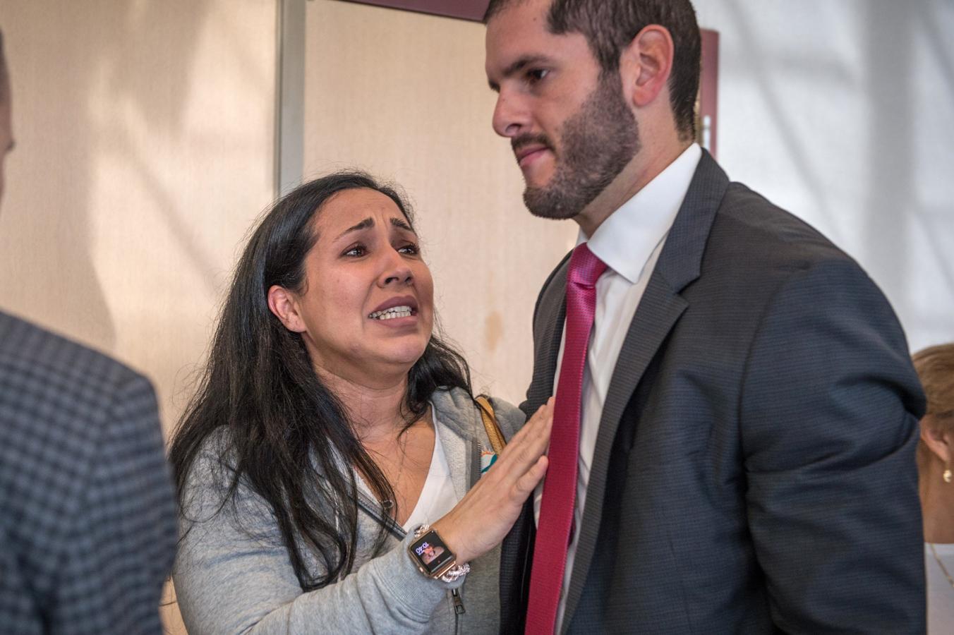 La esposa de Pablo Ibar, Tanya Quinones, abraza a uno de los abogados de Pablo, Joe Nascimento, tras escuchar el veredicto. 
