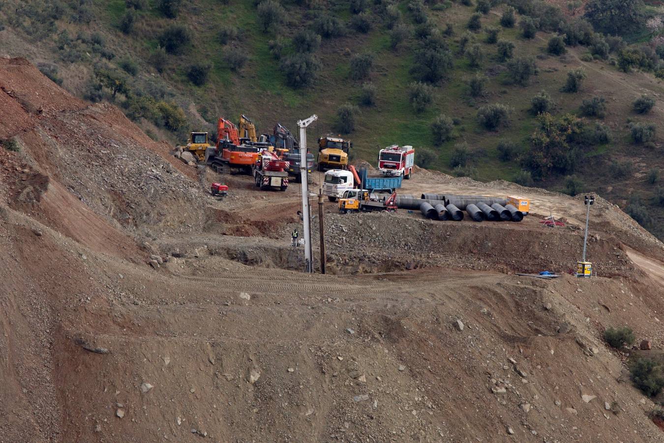 El túnel vertical para rescatar al menor se acerca a los 40 metros de profundidad de los 60 previstos, cuando se van a cumplir las primeras 24 horas del inicio de esta prospección. 