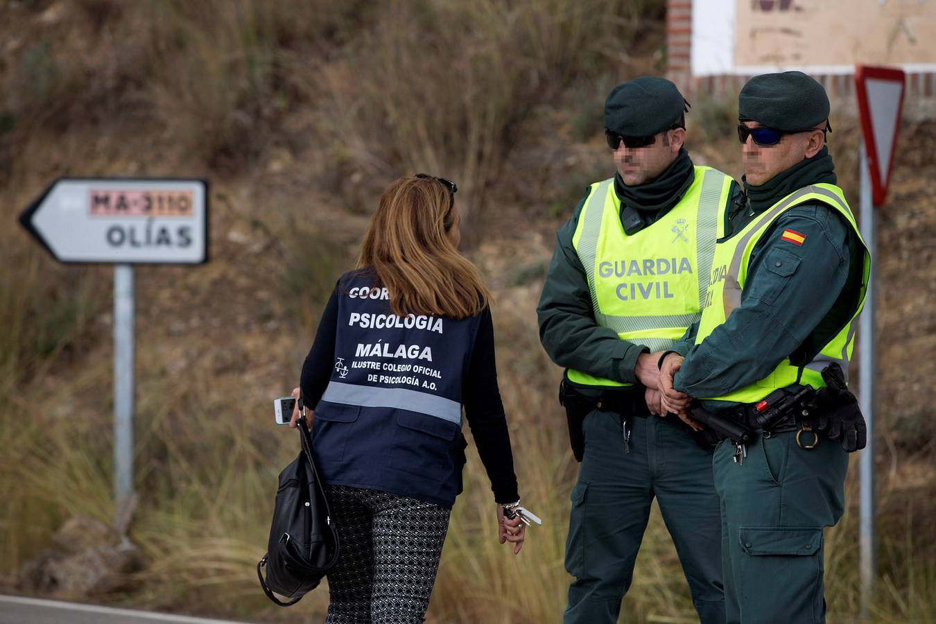 Una psicóloga y dos guardias civiles conversan mientras continúan los trabajos del rescate de Julen. 