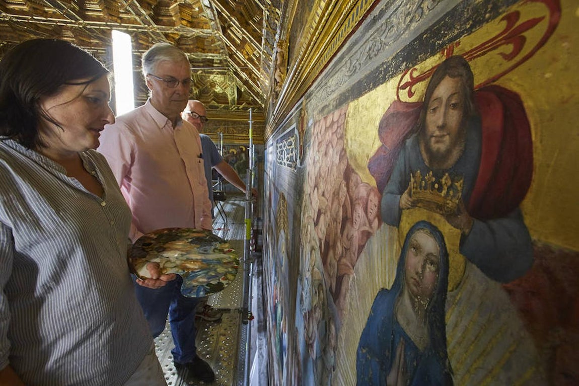Antonio Sánchez Barriga, restauador jefe, debate con el equipo una intervención. 