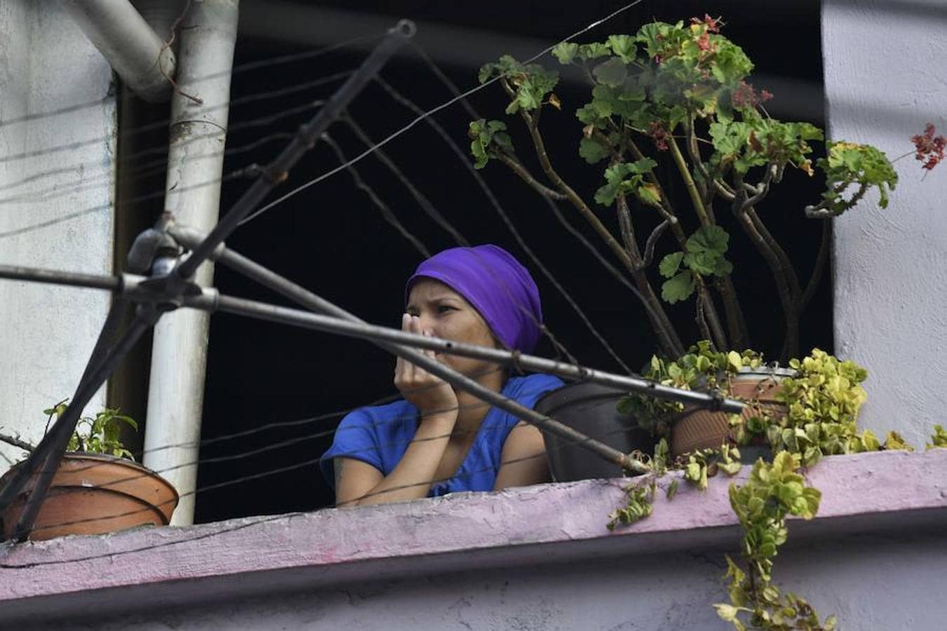 Las imágenes más dramáticas de la sublevación militar en Venezuela. Una vecina observa las revueltas desde su ventana