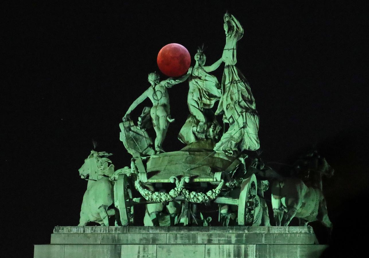 Una luna que no puede ser más roja, en Bruselas. 