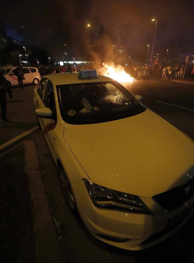 Los taxistas elevan la tensión en la tercera jornada de huelga en Madrid