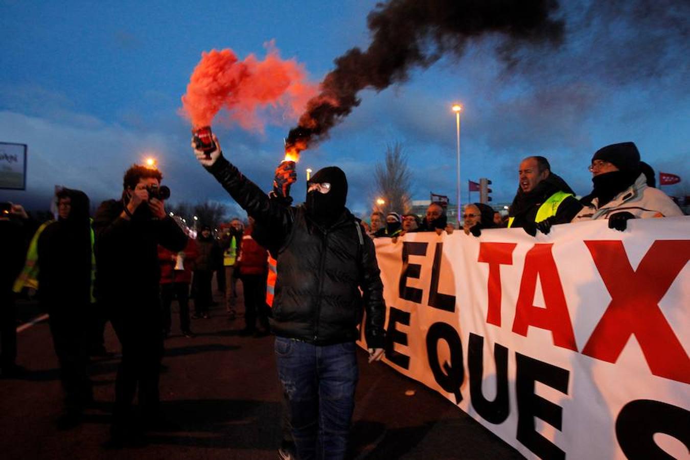 Los taxistas elevan la tensión en la tercera jornada de huelga en Madrid