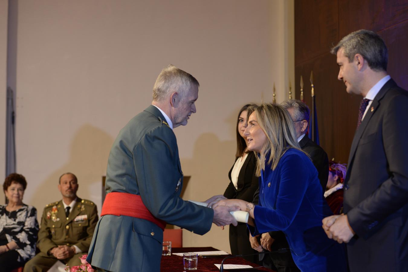 El general Manuel Llamas Fernández recibe la dedicatoria a la Guardia Civil de una rotonda de Toledo. 