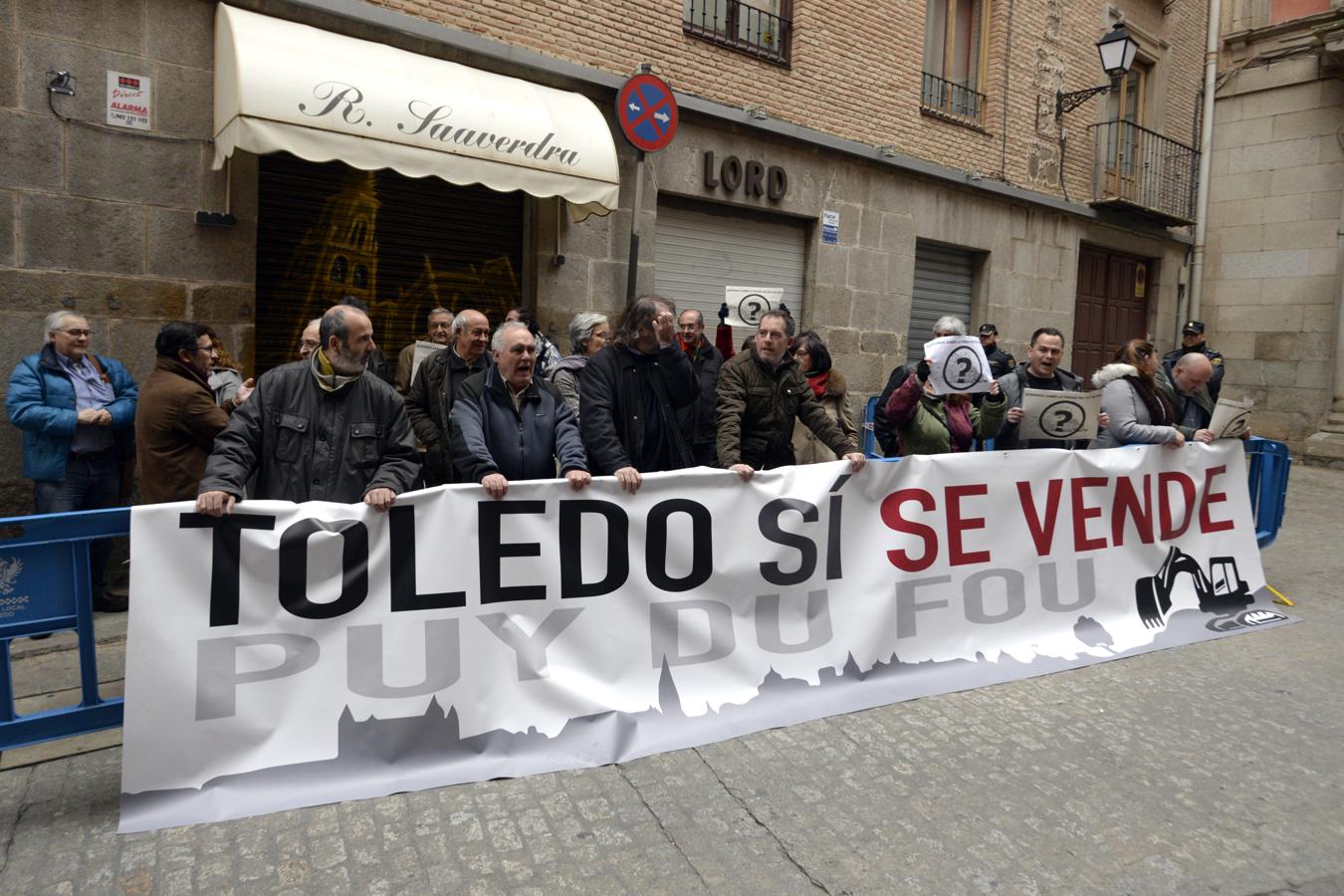 Protesta a las puertas del centro cultural San Marcos. 