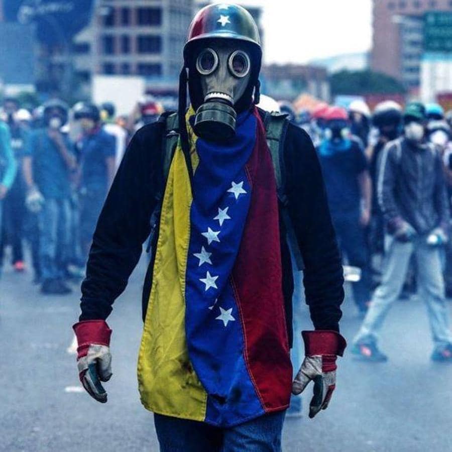 Don Omar: «Venezuela: Lucha por tu libertad sin descansar. La sangre de tus caídos a manos de la injusticia será la tinta con la que escribas tu glorioso futuro». 