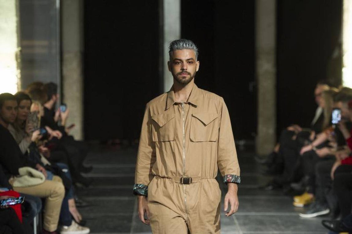 Agoney, cantante que se dio a conocer en Operación Triunfo, desfila en el Matadero. 
