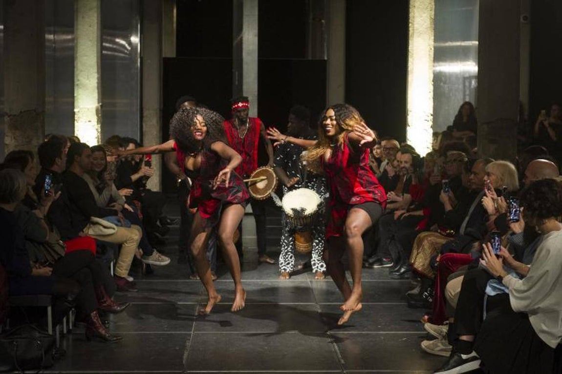 El baile africano que abrió el desfile. 
