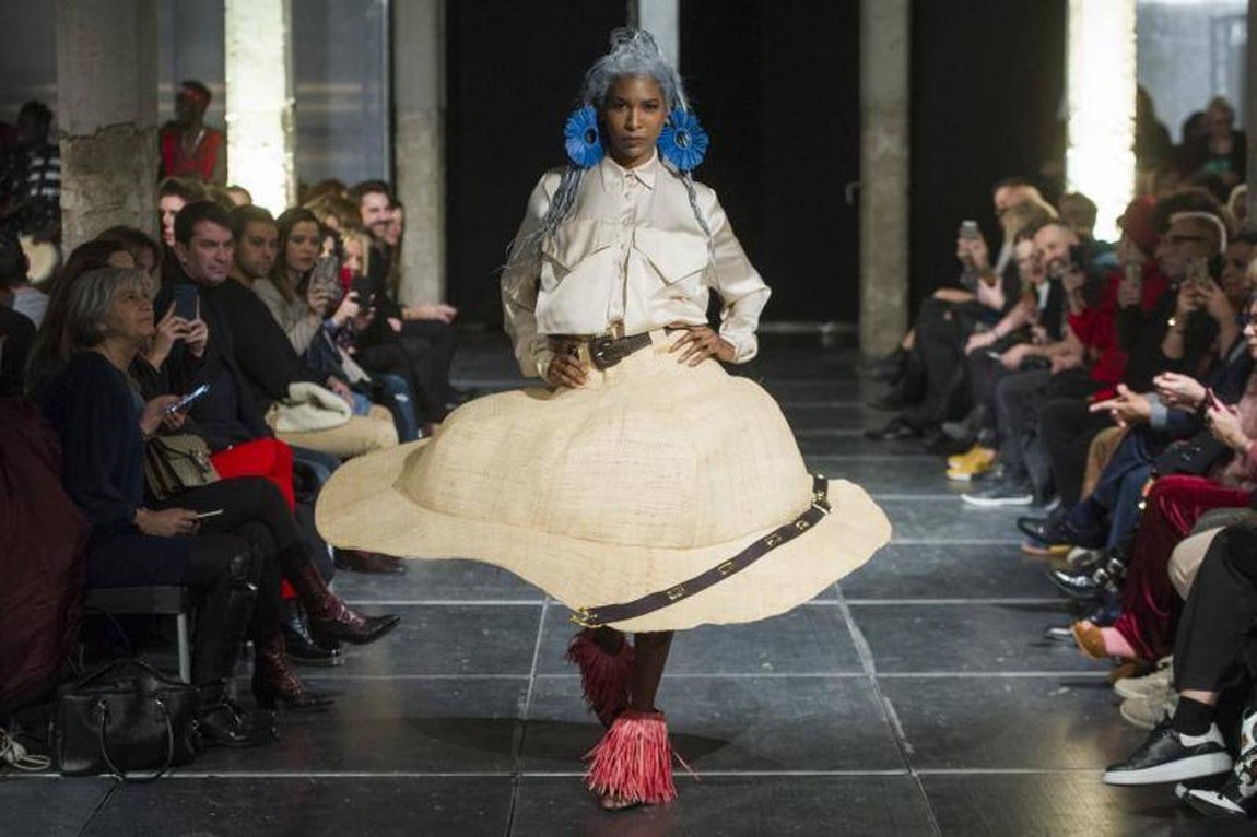 Falda sombrero en rafia abriendo el desfile. 