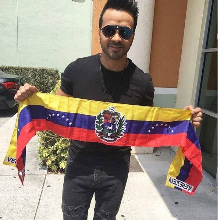 Luis Fonsi: «Hoy soy un poquito Venezolano. Hoy y siempre me uno a un país que amo tanto. A un país que ha sufrido mucho y merece vivir en paz y tranquilidad. Hoy salen a la calle en búsqueda de libertad. Pienso en los niños, en los ancianos, en la clase trabajadora que solo quiere echar pa’ lante’. Fuerza Venezuela, estoy con ustedes». 