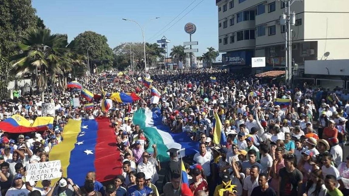 Juan Guaido: «Yo, venezolano juro ante Dios y mis hermanos venezolanos respaldar la lucha del cese de usurpación, y asumir mi responsabilidad, bajo el artículo 333 y 350 de nuestra CRBV, para lograr el respaldo de la Fuerza Armanda Nacional y la Comunidad Internacional hasta lograr hacer plenamente efectivo el artículo 233 de nuestra Carta Magna. Juro también asumir con conciencia, sin violencia y con firmeza». 