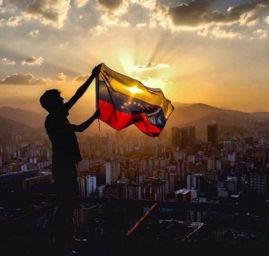 Juanes: «Contigo siempre Venezuela. Que la esperanza y la fuerza te ilumine hoy y siempre». 