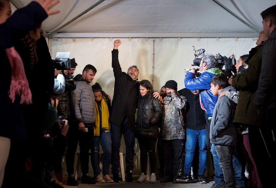 Juan José Cortés alza el puño al cielo en la vigilia hecha este jueves en honor a Julen.. 