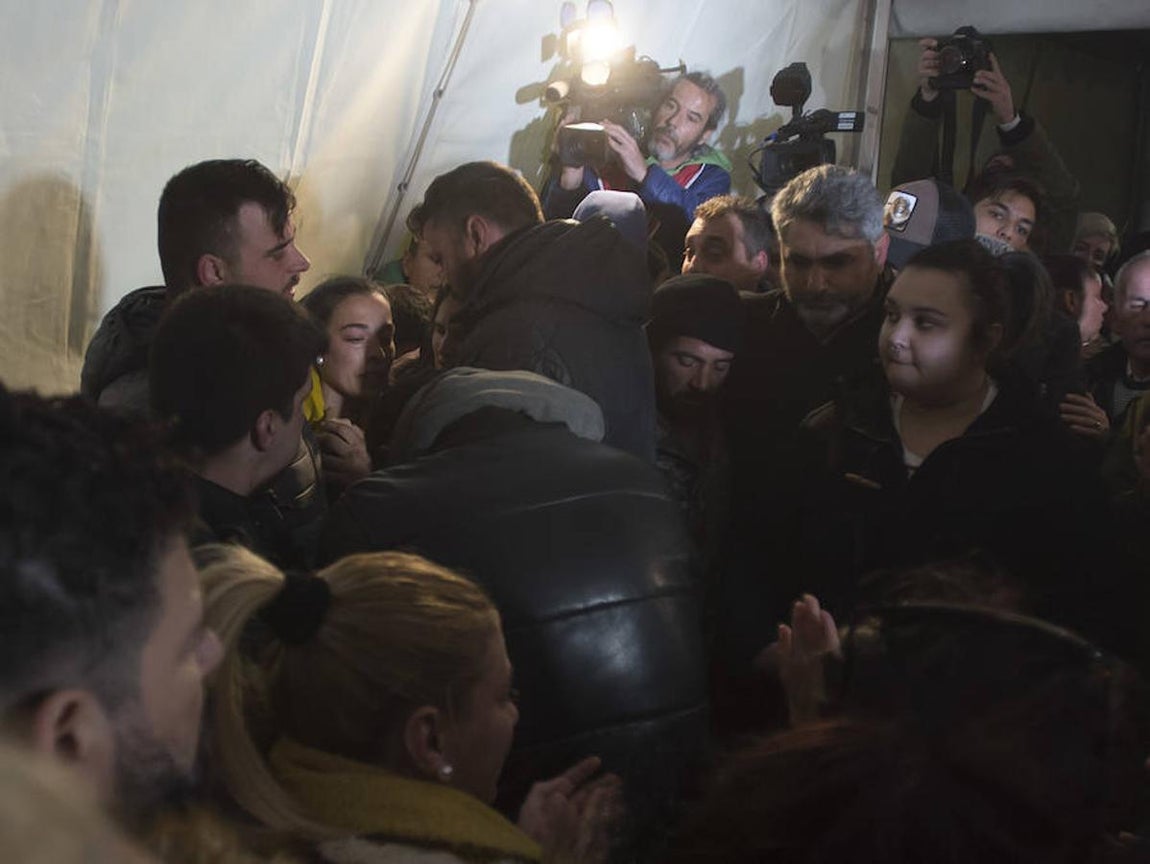 Asistentes a la vigilia hablan con los padres de Julen.. 