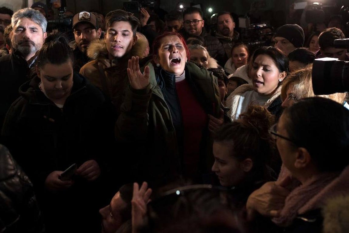 Una mujer canta durante la vigilia que se ha hecho este jueves en apoyo a Julen, el niño de dos años que está atrapado en un pozo en Totalán (Málaga).. 