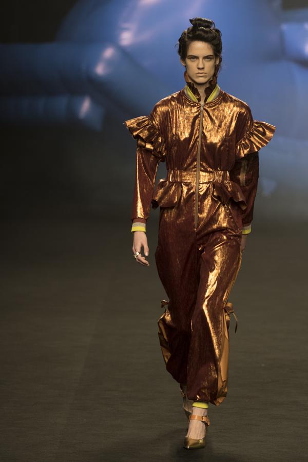 Por primera vez Ana desarrolla una línea de jerséis de punto redondo, que además sacará a la venta en una semana, no así el resto de su colección, con unos precios que rondarán los 150 euros. 