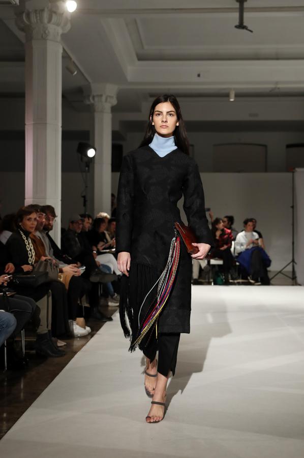 Piezas en colores azul, negro, rojo y camel son las que presenta este diseñador para renovar el armario de la mujer. 