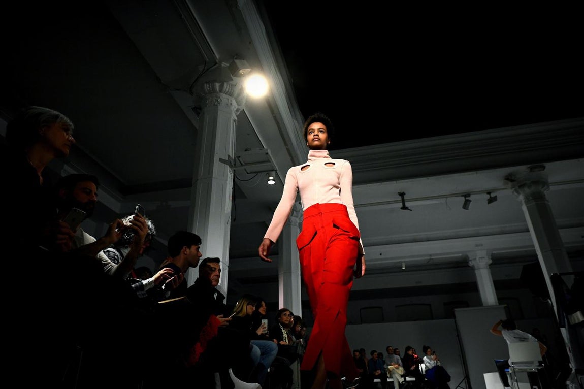 Piezas en colores azul, negro, rojo y camel son las que presenta este diseñador para renovar el armario de la mujer. 