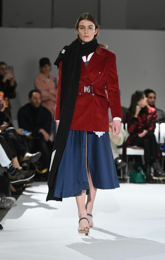 Piezas en colores azul, negro, rojo y camel son las que presenta este diseñador para renovar el armario de la mujer. 