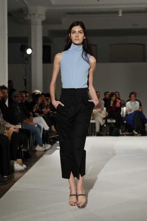 Piezas en colores azul, negro, rojo y camel son las que presenta este diseñador para renovar el armario de la mujer. 