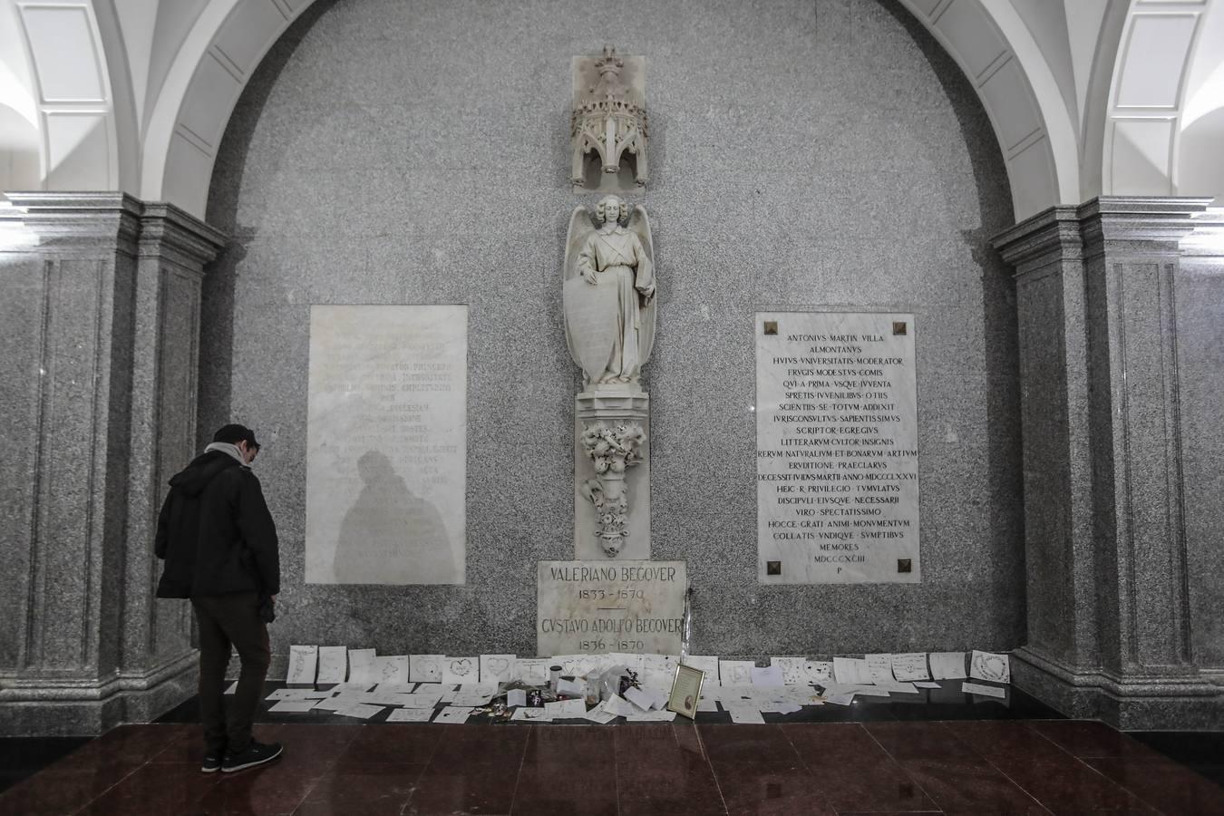 Tumba de Becquer en el panteón de los Sevillanos Ilustres en la iglesia de La Anunciación