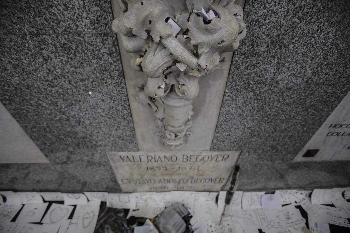 Detalle de la tumba de Becquer en el panteón de los Sevillanos Ilustres en la iglesia de La Anunciación