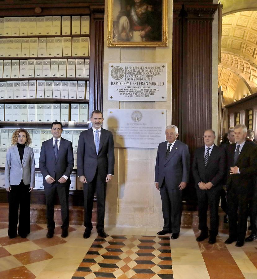 El Rey, vitoreado en Sevilla a su llegada al Archivo de Indias