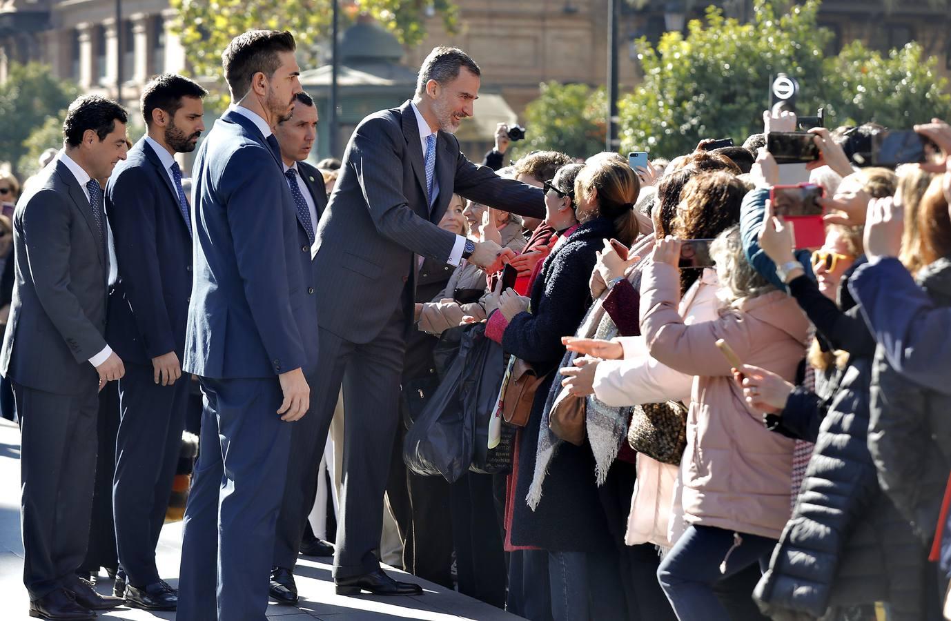 El Rey, vitoreado en Sevilla a su llegada al Archivo de Indias