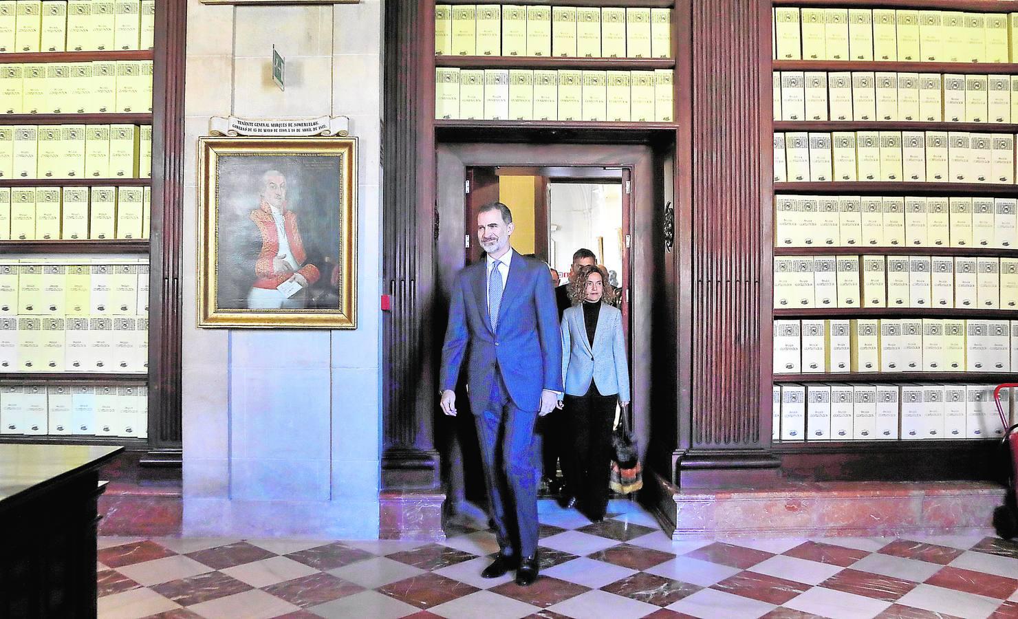 El Rey, vitoreado en Sevilla a su llegada al Archivo de Indias