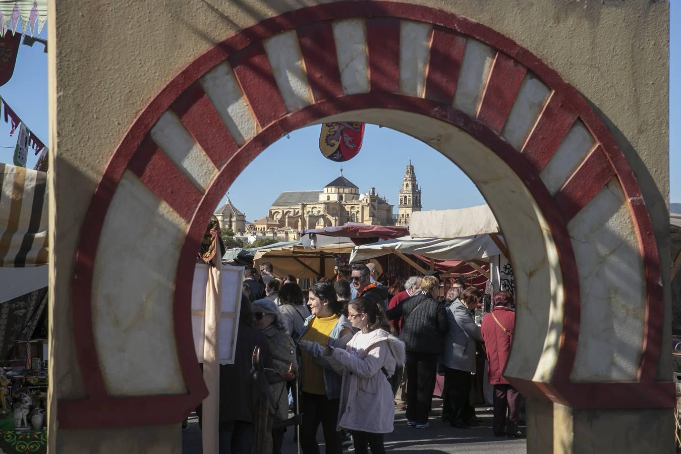 En imágenes, juegos, música y artesanía en el Mercado Medieval de Córdoba