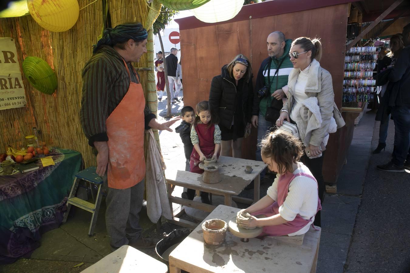 En imágenes, juegos, música y artesanía en el Mercado Medieval de Córdoba