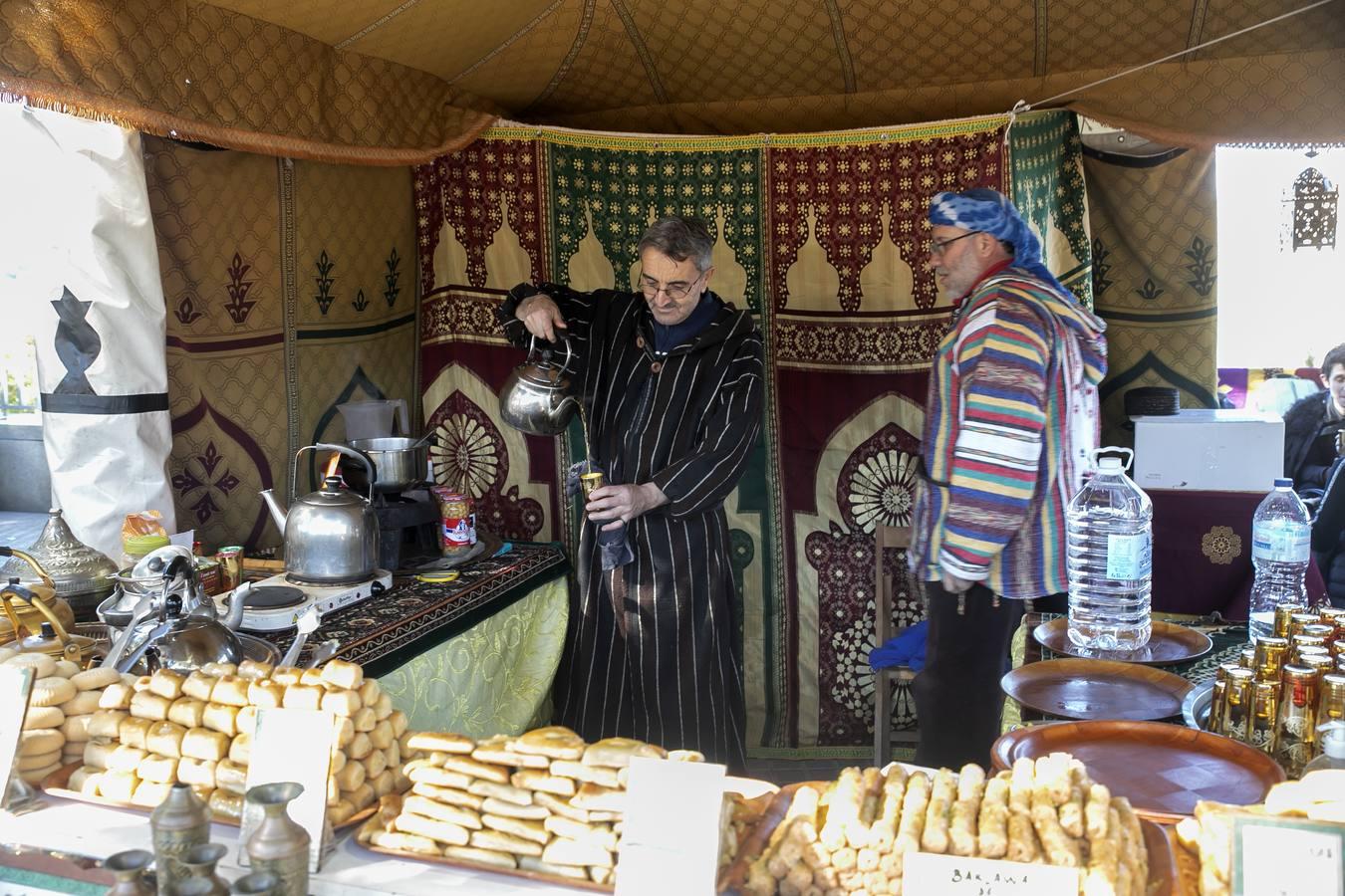 En imágenes, juegos, música y artesanía en el Mercado Medieval de Córdoba