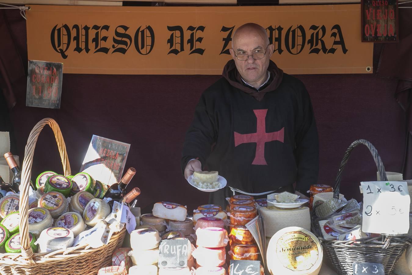 En imágenes, juegos, música y artesanía en el Mercado Medieval de Córdoba