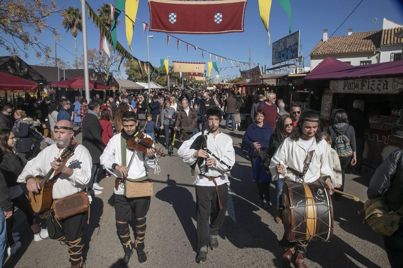 En imágenes, juegos, música y artesanía en el Mercado Medieval de Córdoba