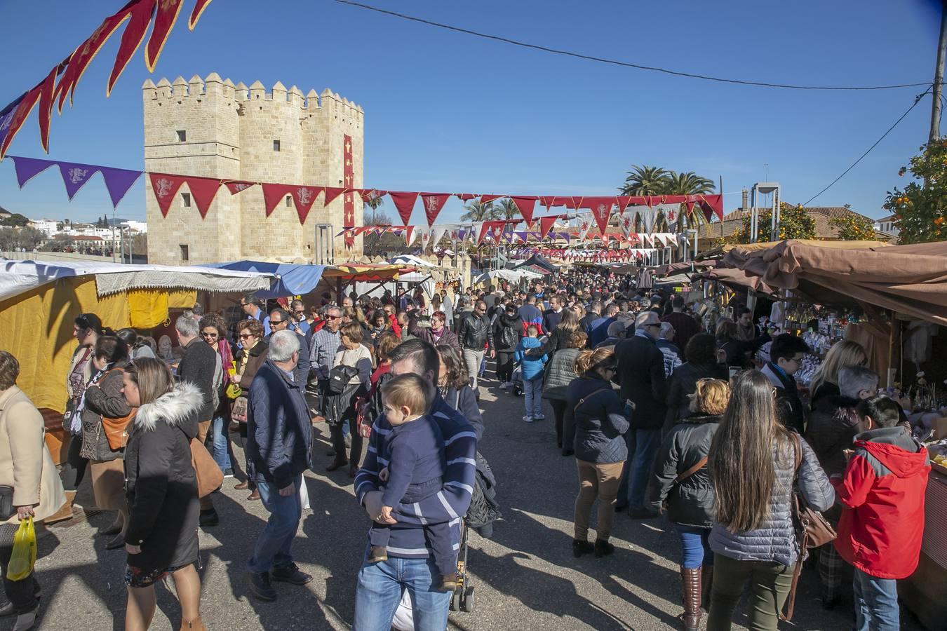 En imágenes, juegos, música y artesanía en el Mercado Medieval de Córdoba