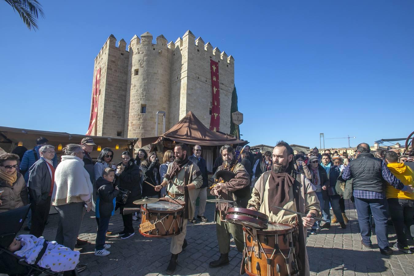 En imágenes, juegos, música y artesanía en el Mercado Medieval de Córdoba