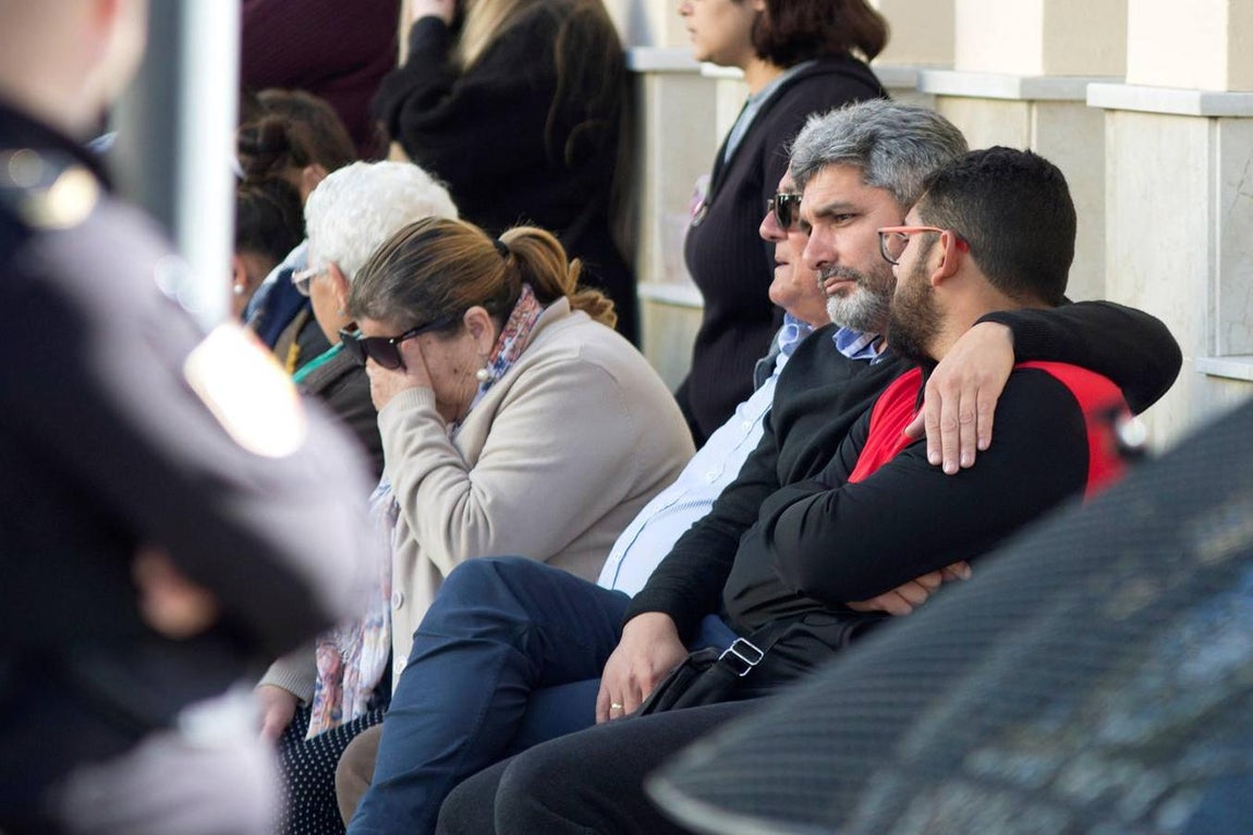 En imágenes: tristeza y desolación en el tanatorio de la barriada malagueña de El Palo