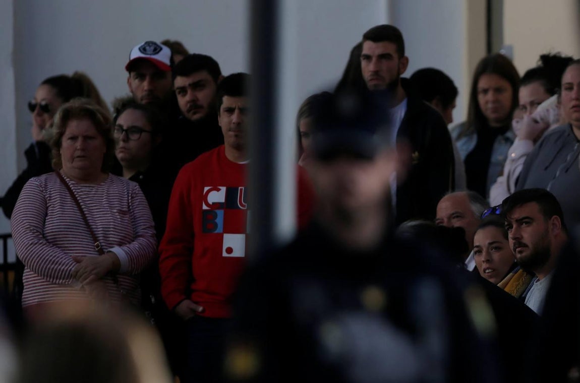 En imágenes: tristeza y desolación en el tanatorio de la barriada malagueña de El Palo