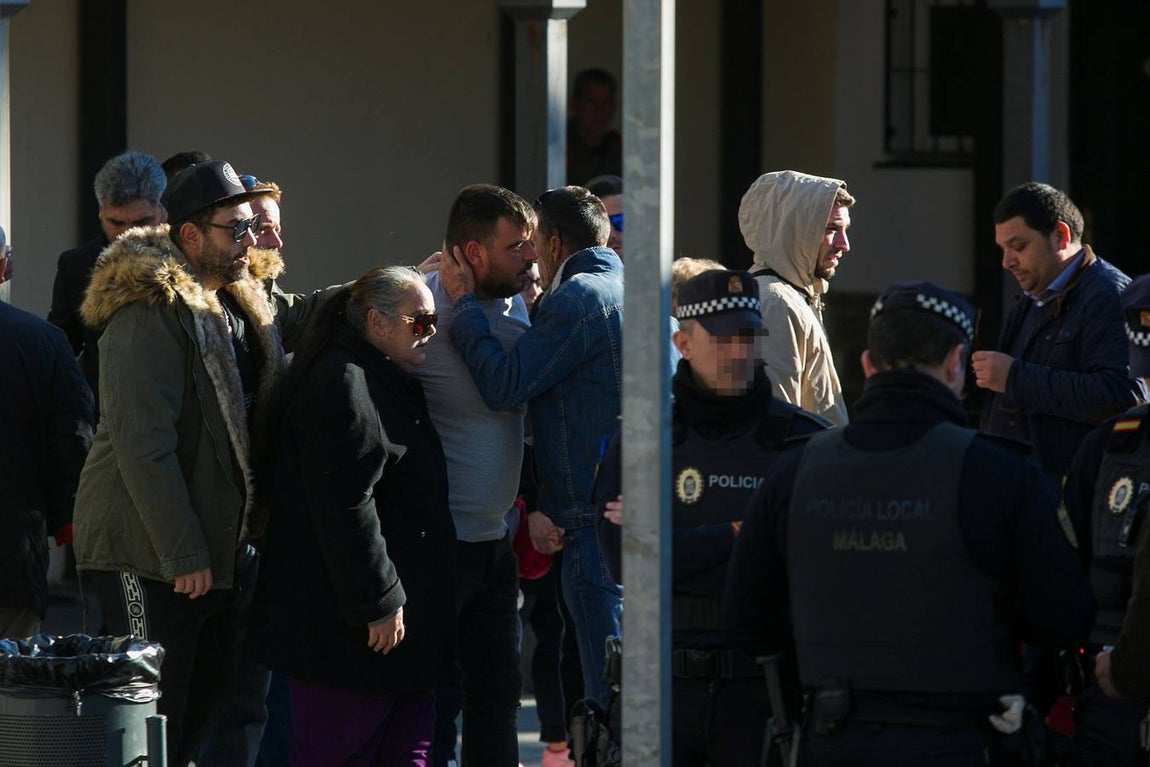 En imágenes: tristeza y desolación en el tanatorio de la barriada malagueña de El Palo