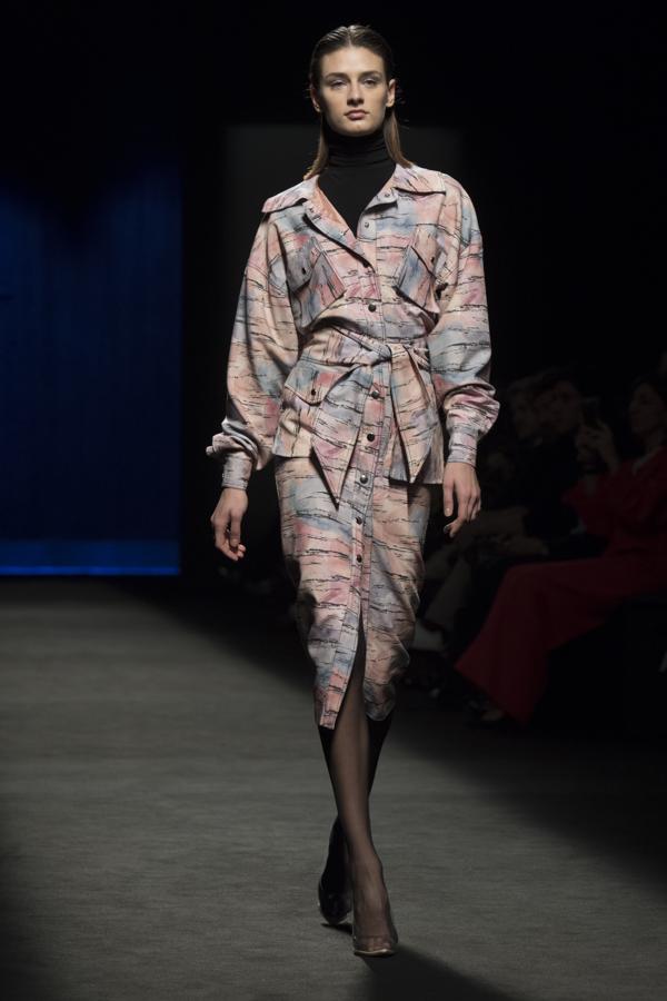 De los 
colores intensos
y fuertes del invierno, empiezan a deslizarse por la pasarela colores pasteles, empolvados, menos típicos para esta estación del año. 