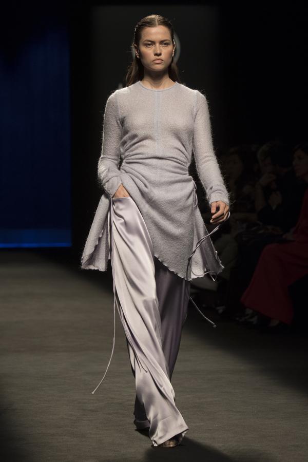 De los 
colores intensos
y fuertes del invierno, empiezan a deslizarse por la pasarela colores pasteles, empolvados, menos típicos para esta estación del año. 